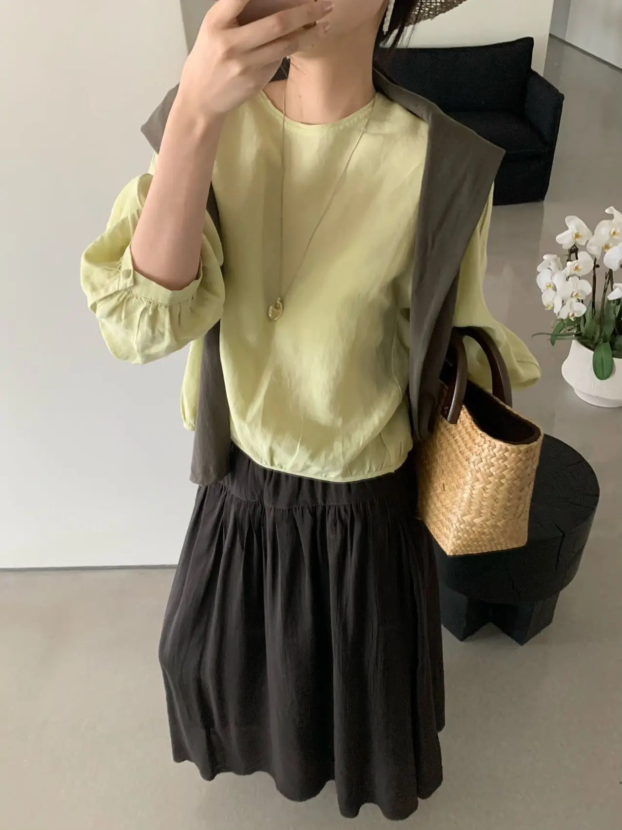 

Lilian Women's Casual Loose round Neck Shirt Breathable Versatile Comfortable Summer Top Fashionable Commute Style Long Sleeve