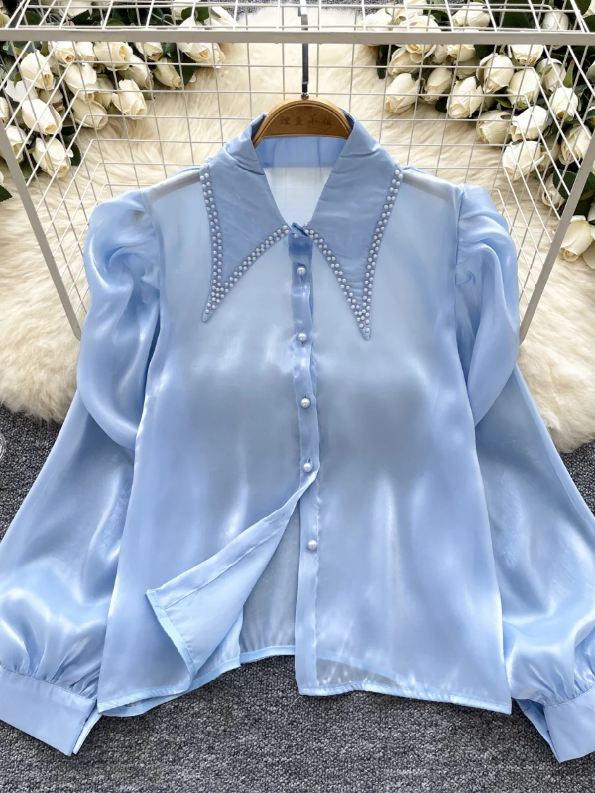 ファッショナブルな長袖サテンシャツ女性の秋の摩耗多用途シャープな襟シングルボタンパール装飾韓国スタイルルーズフィット