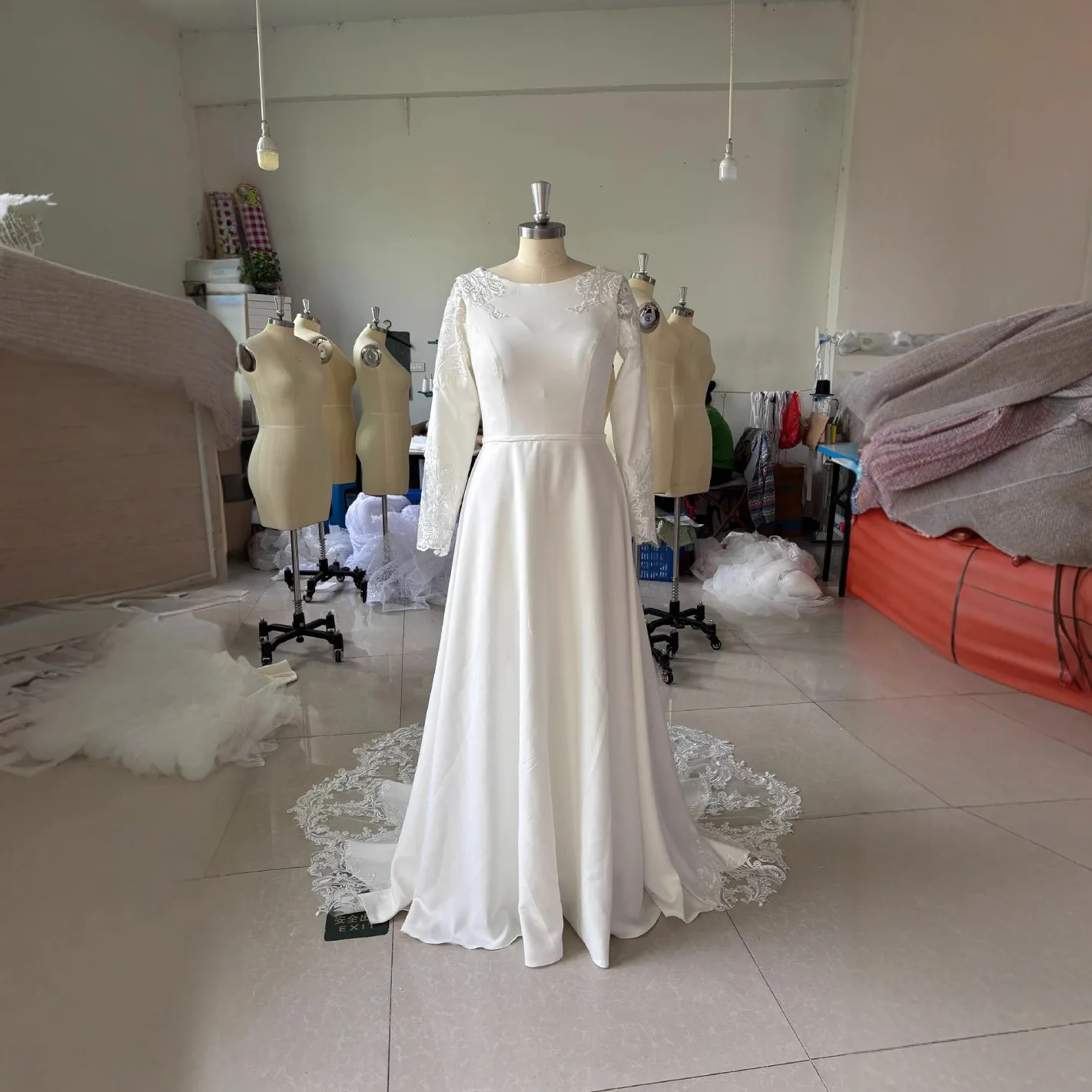 カスタマイズされたエレガントなサテンOネック長袖シンプルウェディングドレス 女性用2025 スウィープトレインブライダルガウン 花嫁衣装