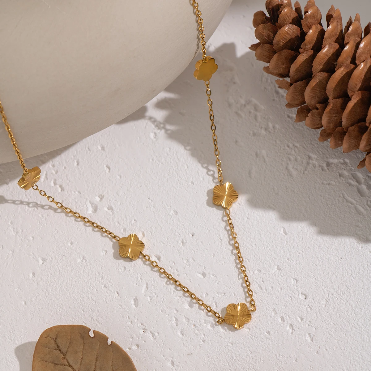 Miia Schmuck 18K PVD Vergoldete Edelstahl-Halskette mit fünf geprägten Kleeblättern, zierlicher Luxusschmuck für Damen – Detail 10