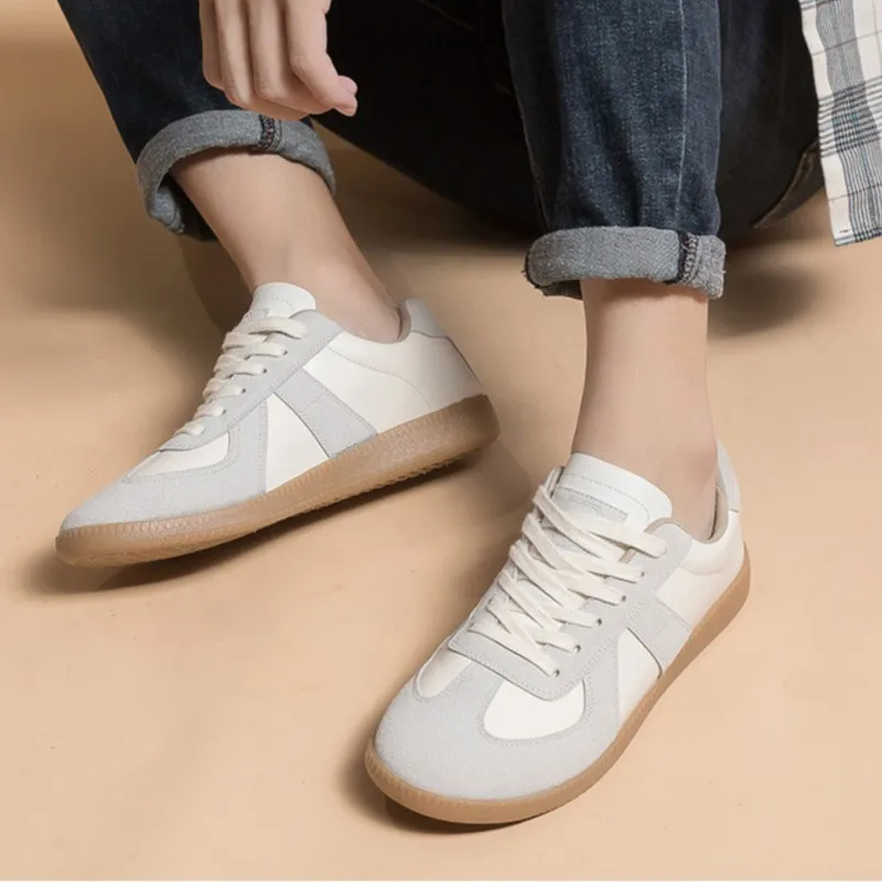 أحذية رياضية نسائية كاجوال قابلة للتنفس وغير قابلة للانزلاق أحذية مشي للتنس جديدة من جلد الغزال أحذية مسطحة للنساء أحذية رياضية عصرية