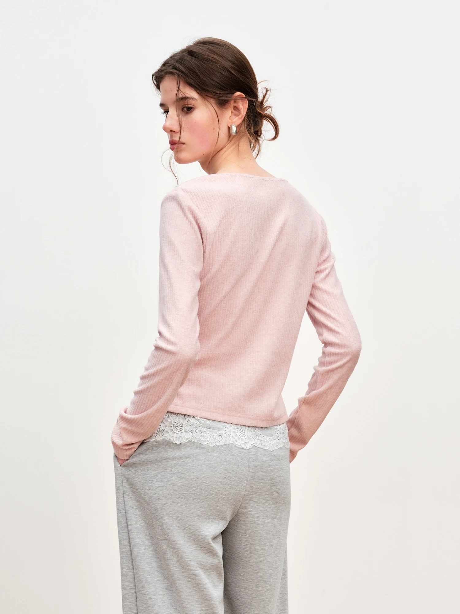 FSLE Outono Inverno 2025 Camiseta feminina de camada simulada com contorno – Top base de malha com acabamento em renda texturizada e silhueta emagrecedora