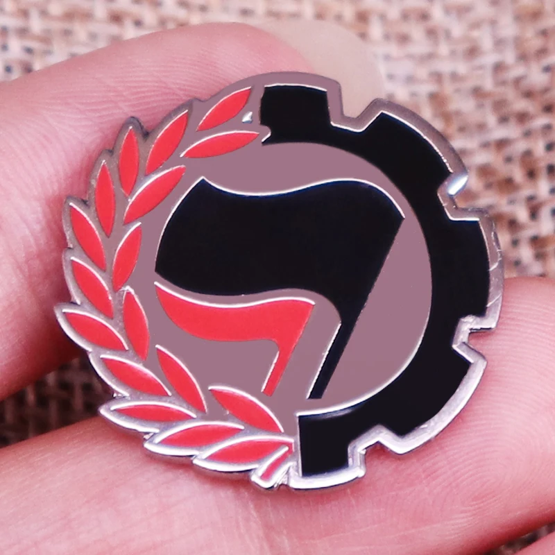 Antifa bandera Logo esmalte Pin insignia broche mochila decoración joyería