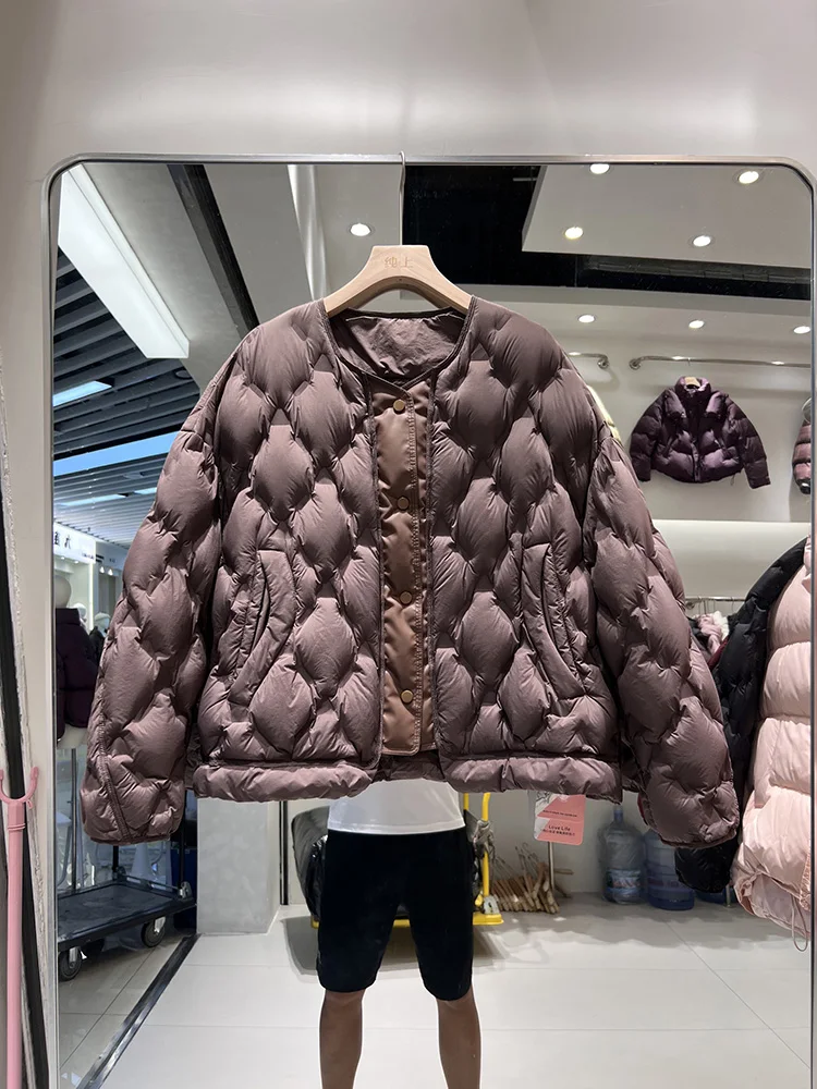 سترة نسائية شتوية جديدة لعام 2025 90 بنمط قصير ورقبة دائرية منقوشة بالألماس فضفاضة وبسيطة سترة بيضاء مبطنة للأسفل #1