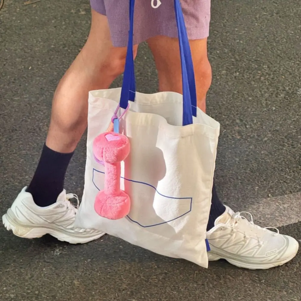 

Плюшевый кулон в виде гантели с бицепса, подвеска в виде гантели 1:1, брелок с имитацией гантели, забавный плюшевый брелок в виде гантели