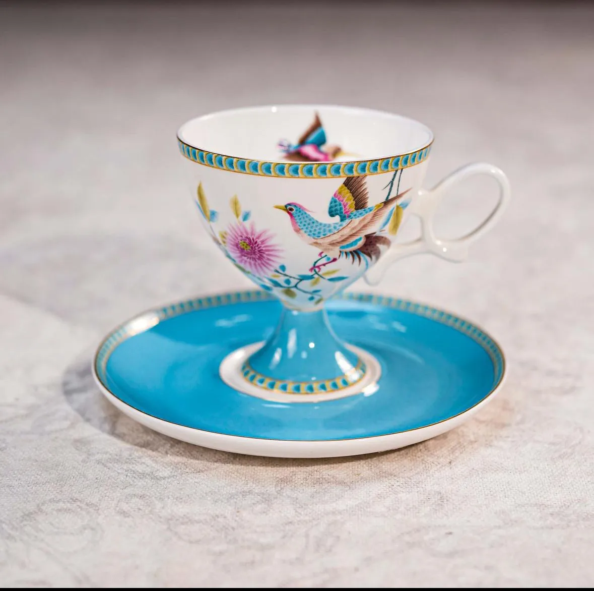 

Винтажный европейский стиль, чашка и блюдце с полной рельефной вышивкой в дворцовом стиле, элегантный подарочный набор большой вместимости в стиле лёгкой роскоши, для послеобеденного чая