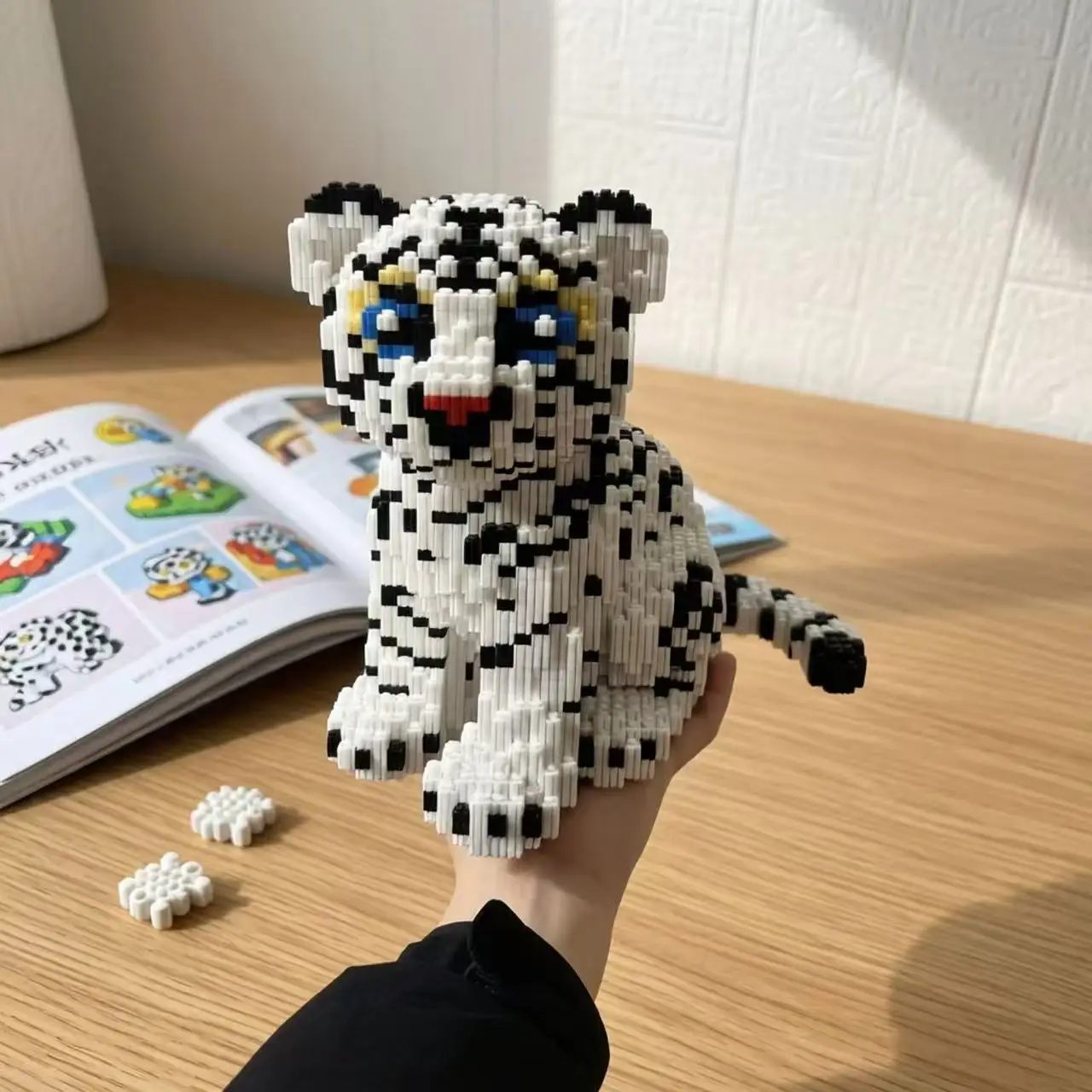 Cute White Tiger Small Particle Building Blocks, DIY Assembly Figure, Desktop Ornament, Birthday Gift for Boys, Girls and Kids