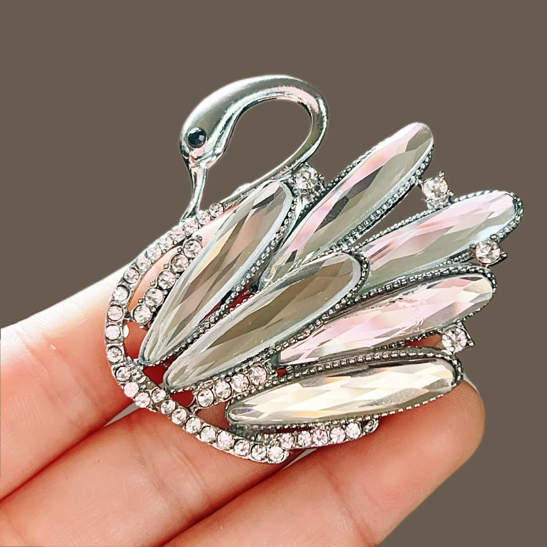 

Аксессуар-брошь с хрустальным лебедем для женщин, ниша и высококачественный вид, винтажный аксессуар-брошь в виде животного.