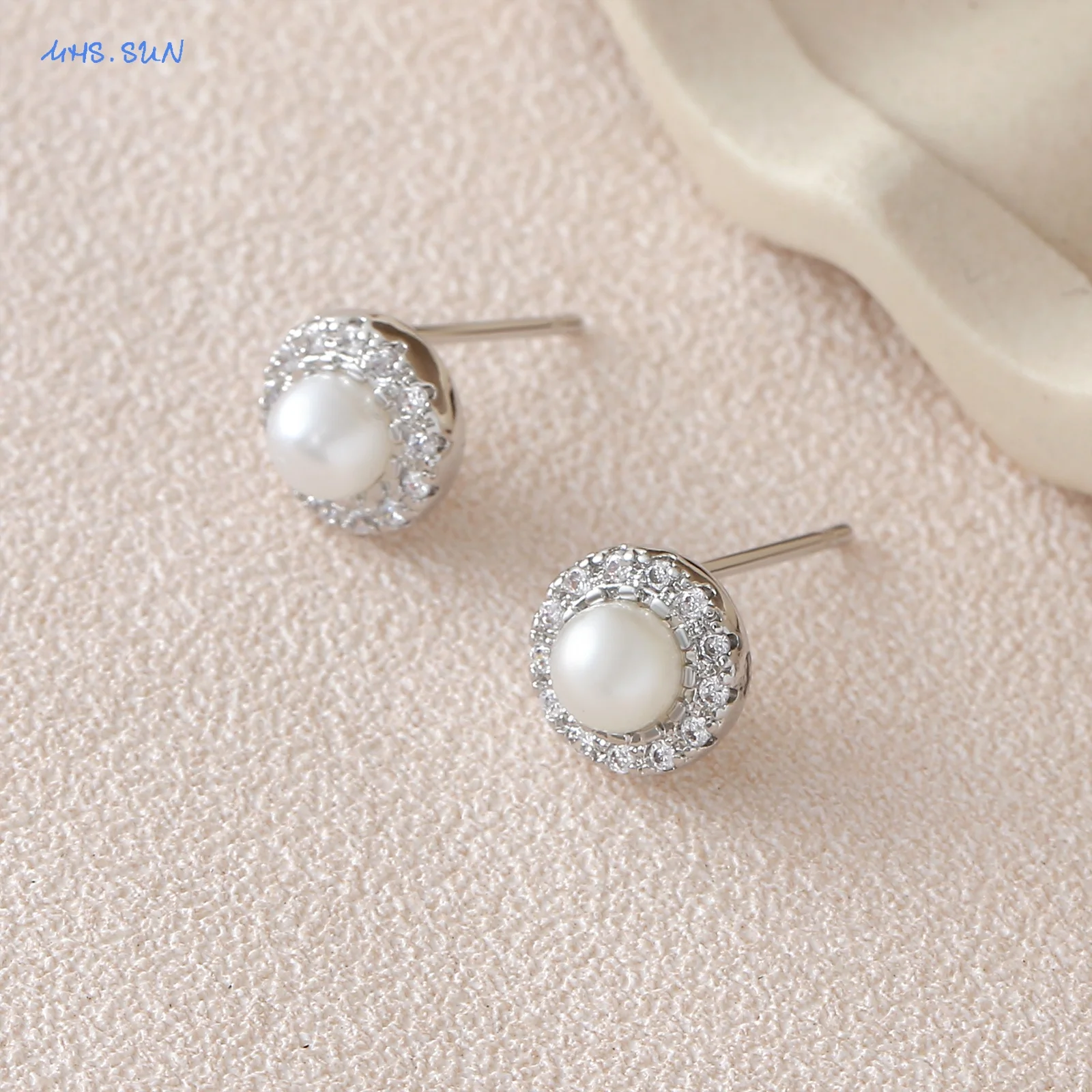 SUNSL Brincos minimalistas de luxo natural, banhados a prata, redondos, com pérolas naturais, com zircônia micro pavimentada, joias artísticas para mulheres