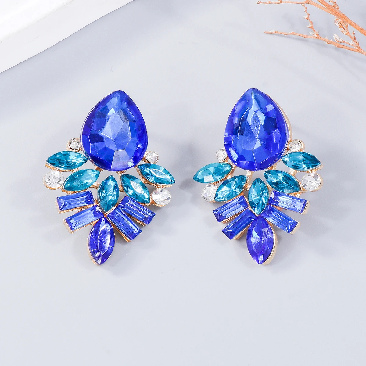 New Arrivals High-quality Shiny Crystal Rhinestone Stud Earrings Girls Sweet Statement Ear Jewelry for Women Luxury 2024 Trend