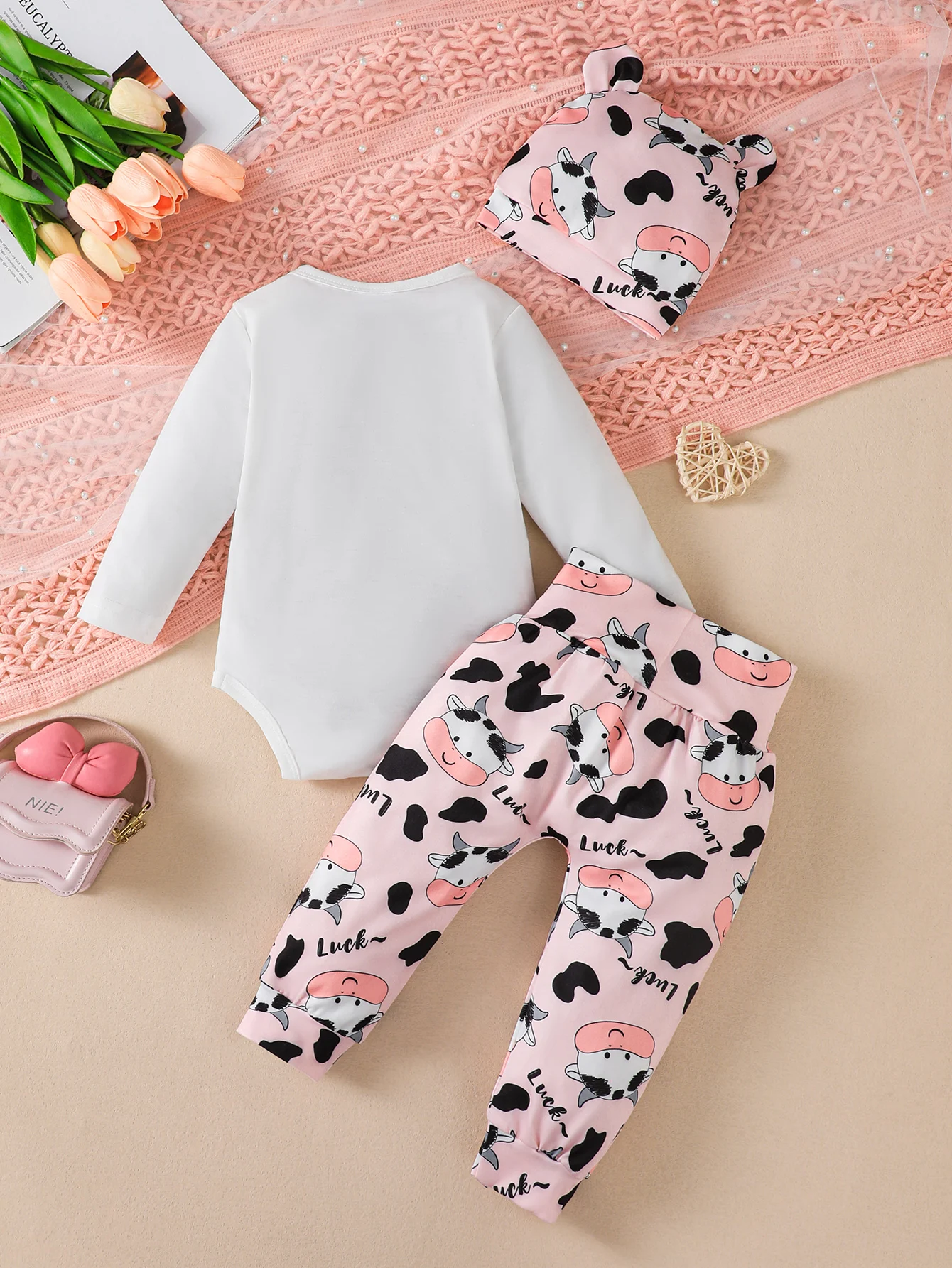 0-18 Monate Baby Mädchen Set Cartoon Kleine Milchkuh Druck Langarm-Strampler+Lange Hose+Mütze Geeignet für Neugeborene Baby Mädchen Süßes Set – Detail 2
