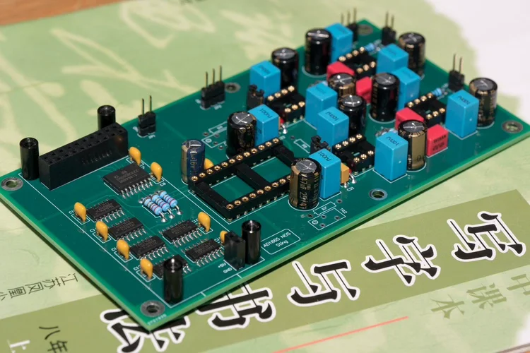 

Нос Плата декодера ЦАП AD1865, вход — интерфейс I2S.