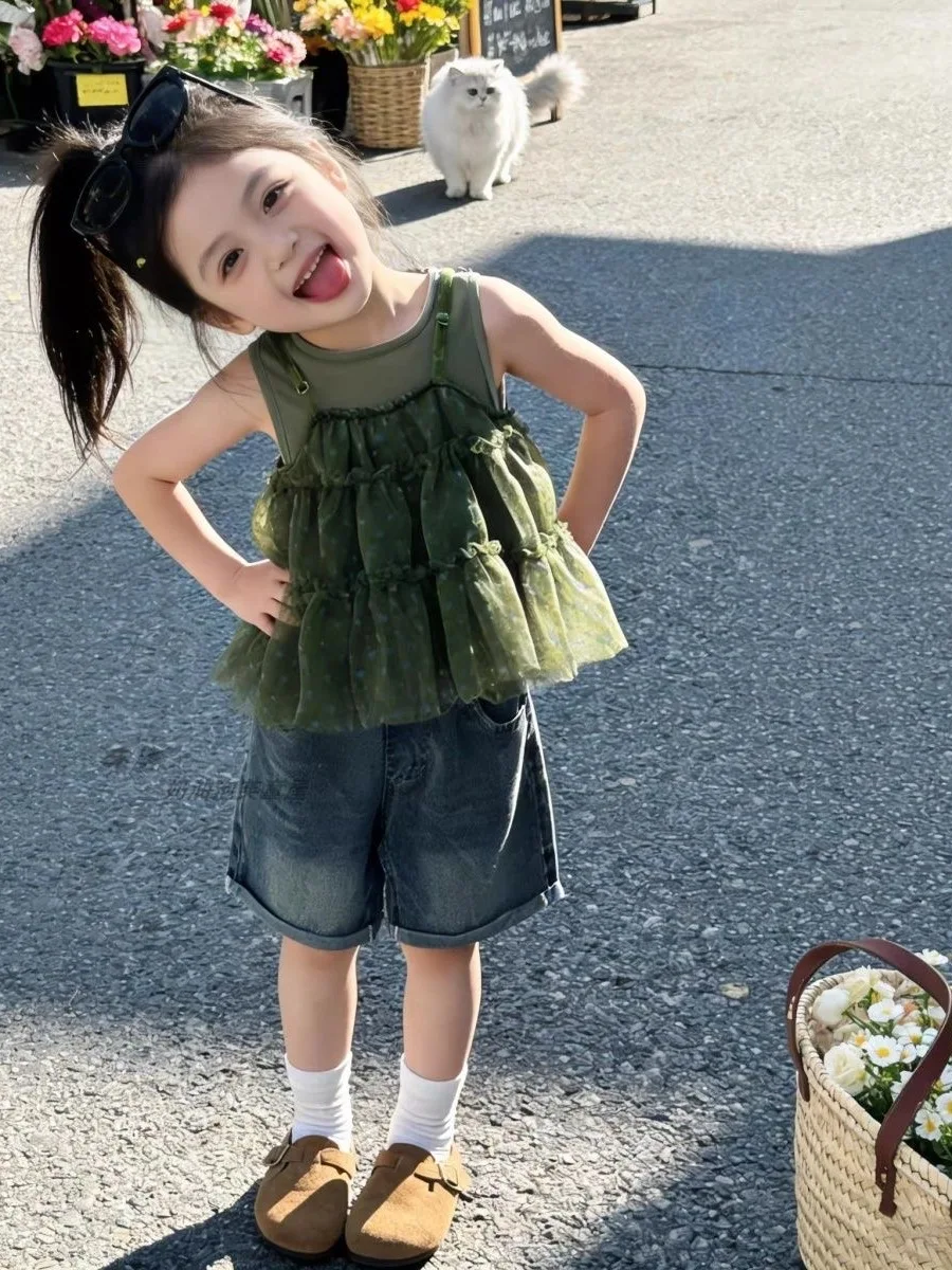 女の子用ドーパミンメッシュストラップトップとデニムショートパンツセット、おしゃれなキッズ用ツーピースファッション、通気性のある涼感のある服