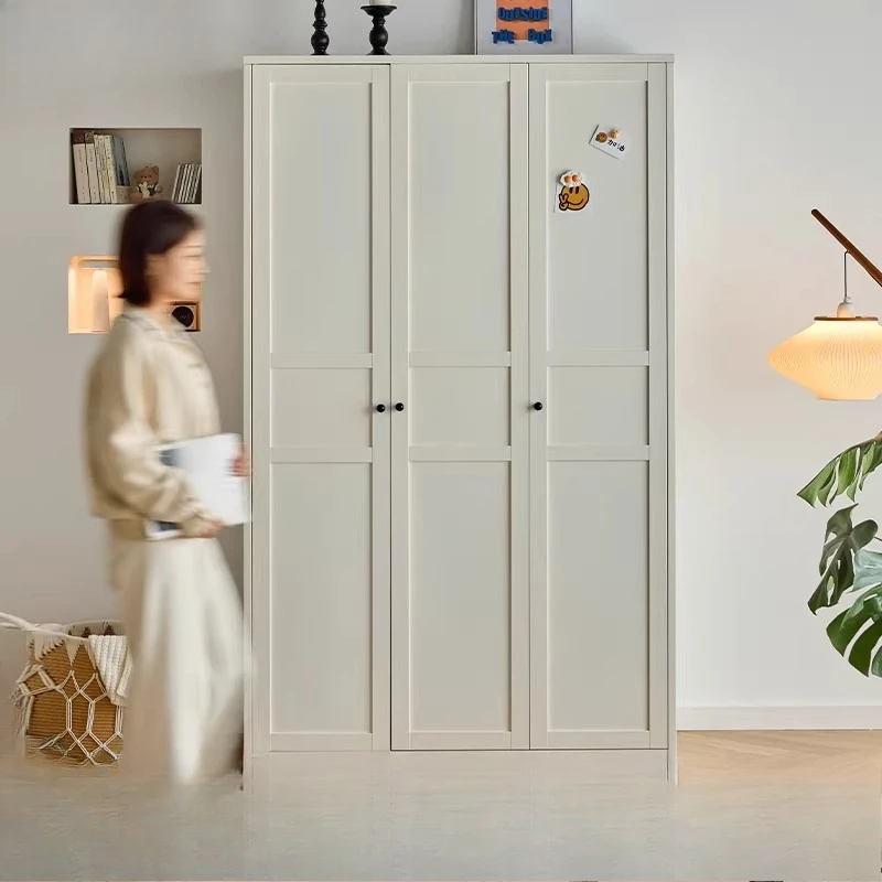 The family bedroom is modern and simple, with three or four thickened doors for children