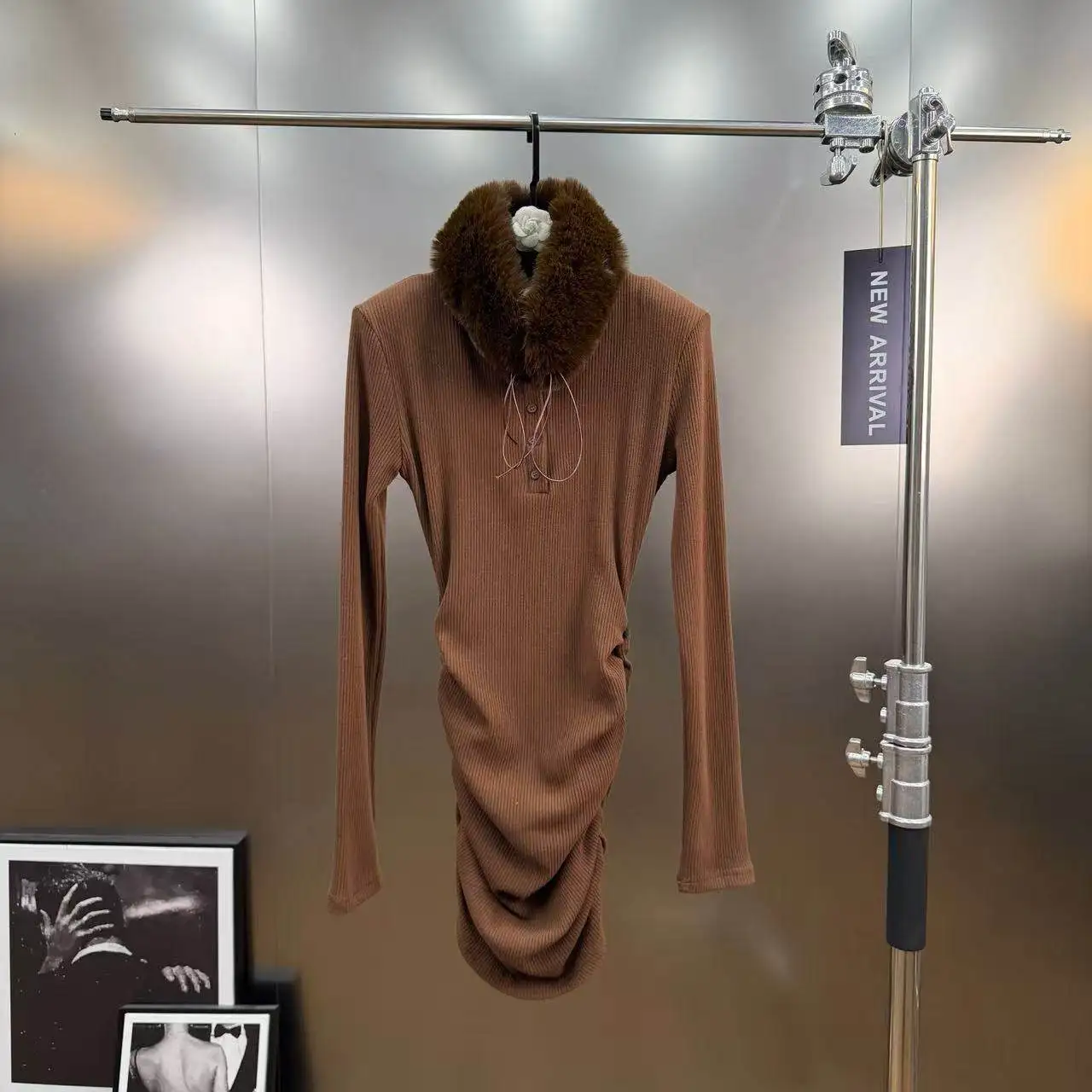 Zimowa sukienka dzianinowa z odpinanym futrzanym kołnierzem, długi rękaw, damska, zapinana na guziki, dopasowana, ocieplana, ciepła sukienka swetrowa o średniej długości.