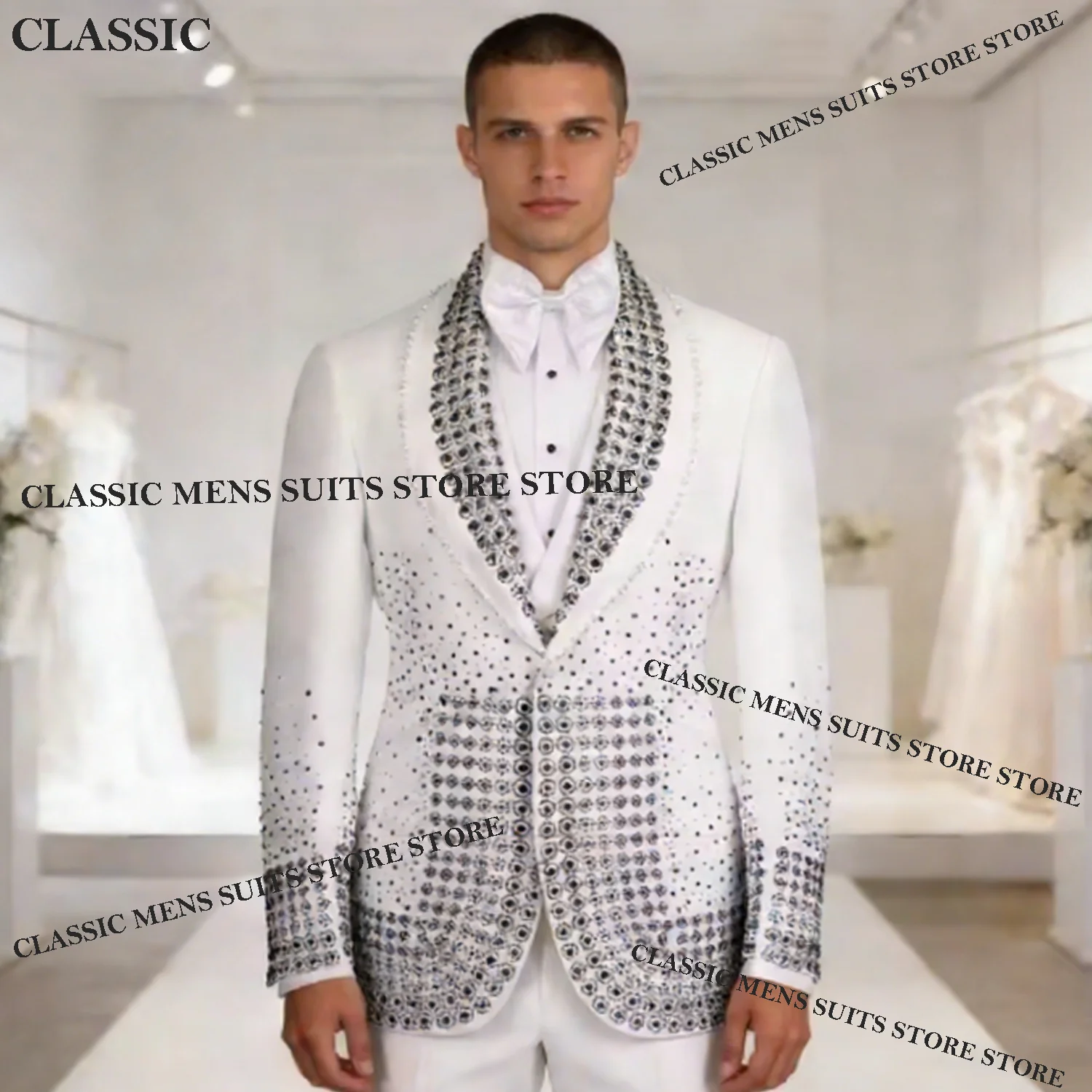 

Изысканный мужской деловой костюм-двойка с пайетками: пиджак с острым воротником и брюки. Идеально для жениха и на свадьбу.