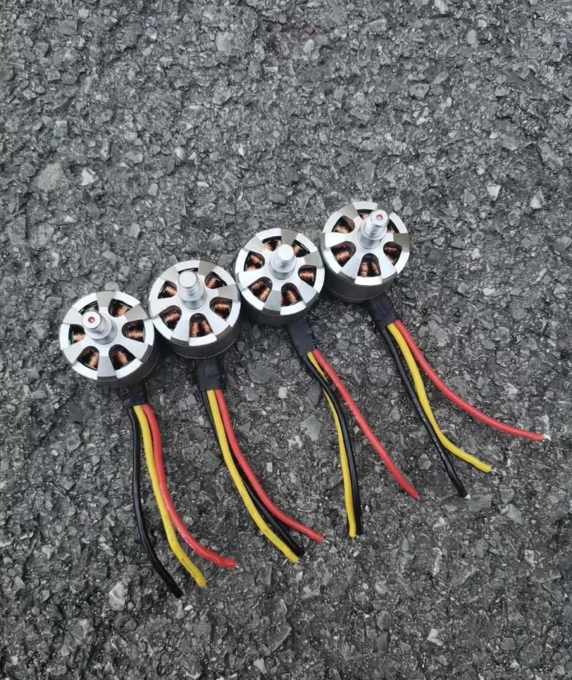 มอเตอร์ 4 ชิ้น XA 2212 XA2212 A2212 2213 KV820 KV960 920KV สำหรับโดรน DJI Phantom TAROT F330 F450 F550 มัลติคอปเตอร์ ควอดคอปเตอร์ โครงสร้าง FPV แข่ง