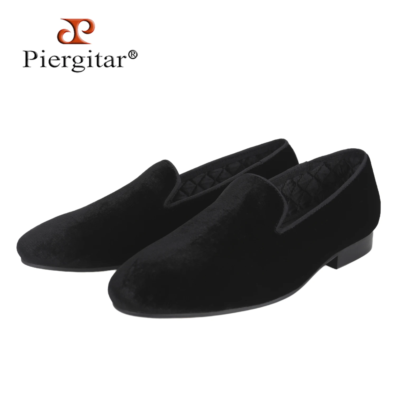 Zapatos de vestir tipo mocasín, de estilo elegante, confeccionados en lujoso terciopelo de seda de morera negra, ideales para ocasiones formales y eventos especiales.