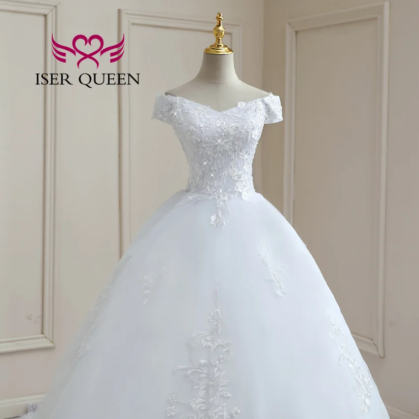 ชุดแต่งงานผ้าลูกไม้แต่งขอบแบบกำหนดเองบนผ้าตาข่าย ดีไซน์หรูหราสำหรับเจ้าสาว แฟชั่นชุดแต่งงานทรงเอไลน์แบบเปิดไหล่ WX0264 จากแอฟริกาใต้