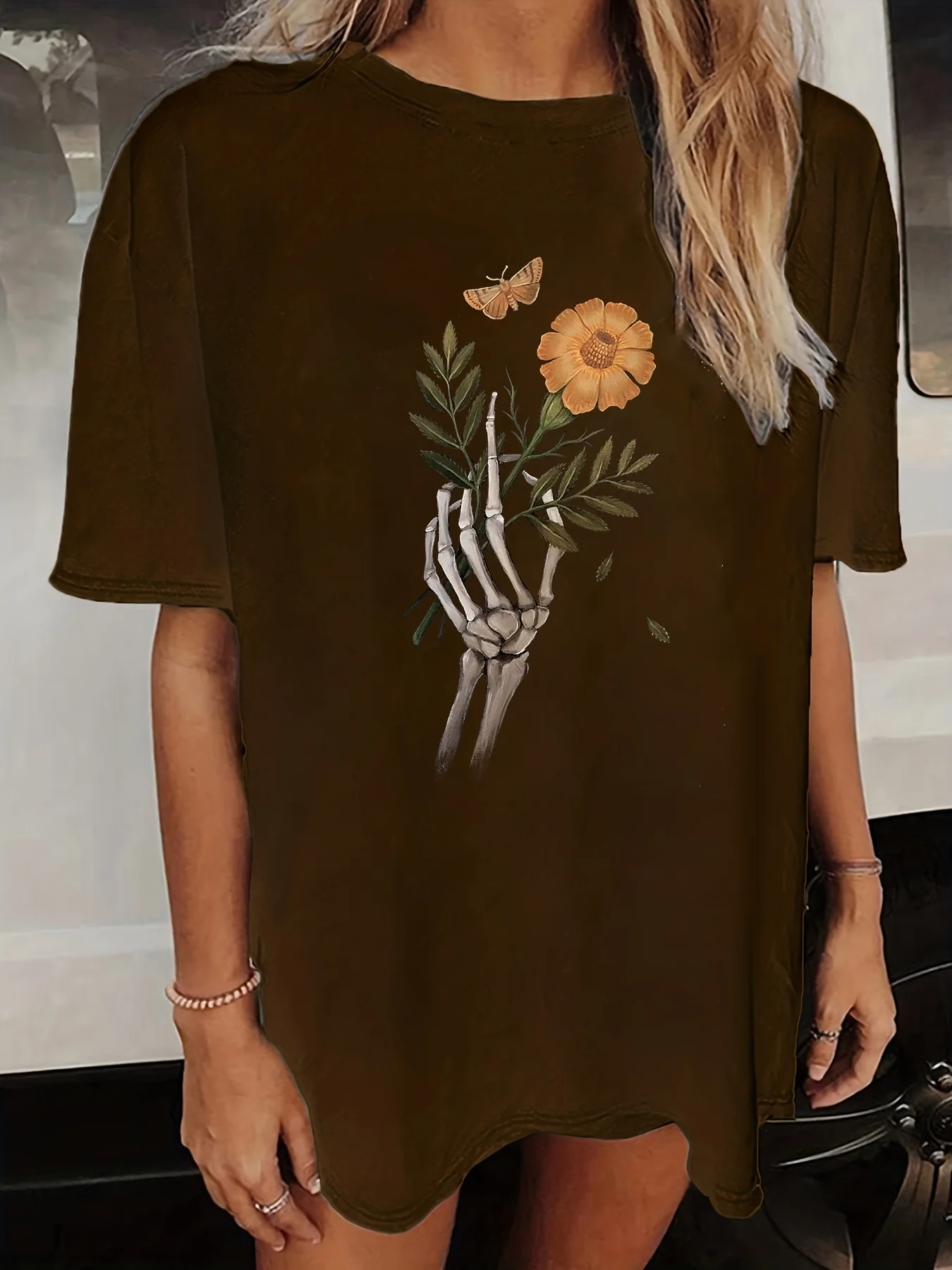 

Женская футболка с изображением скелетной руки, держащей цветы - темный бохо-принт, повседневный гранж-топ