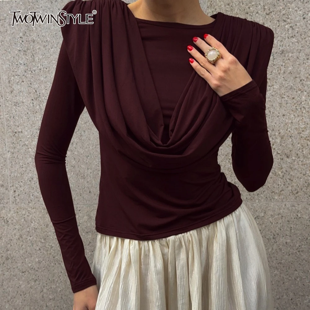 TWOTWINSTYLE Falten Temperament Stil T Shirt für Frauen Schaukel Hals Langarm Tunika Abnehmen Mode Herbst Tees Weibliche Kleidung
