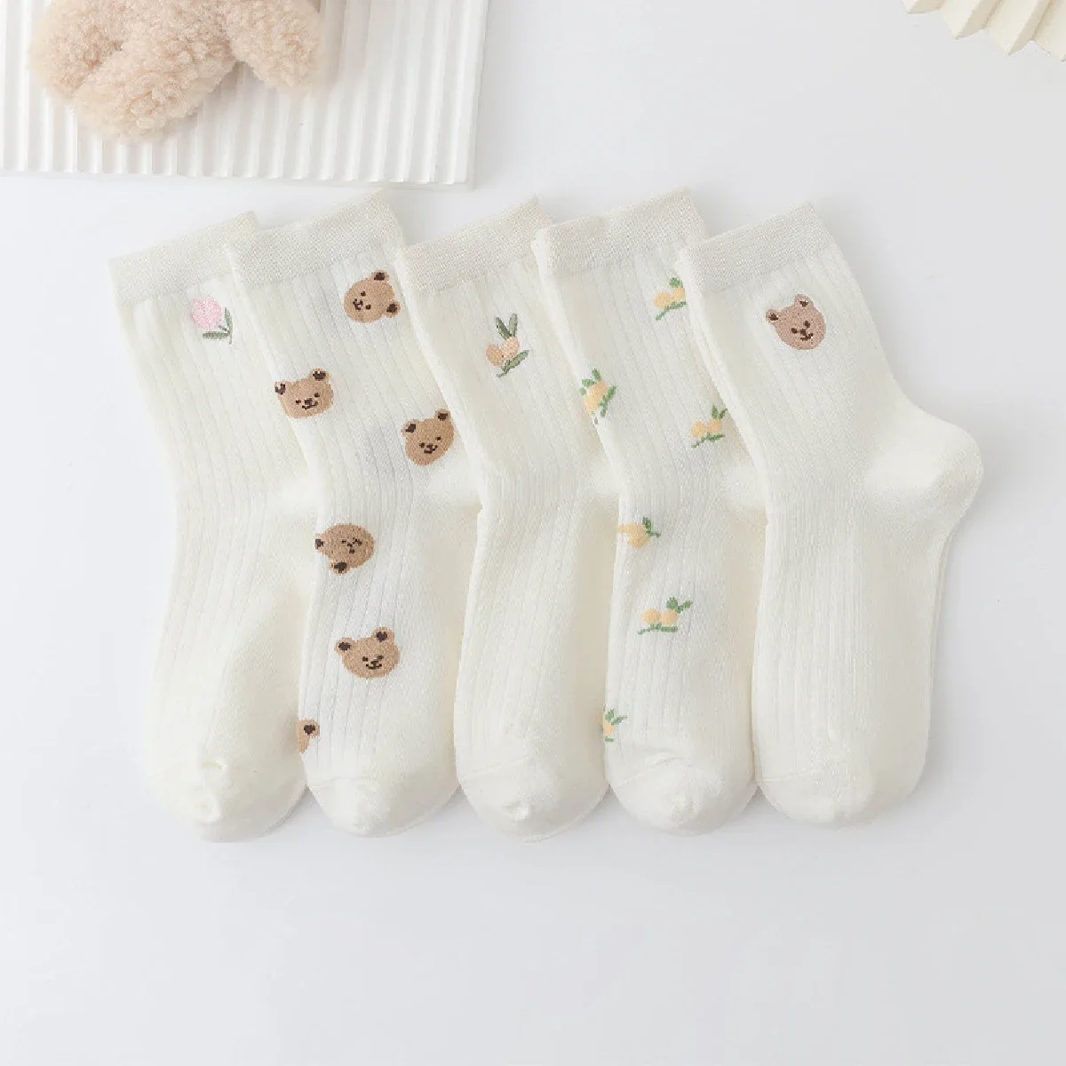 

5 Pairs of Ladies Socks Autumn and Winter Cotton Socks Japanese Cute Bear White Design Sense Stockings