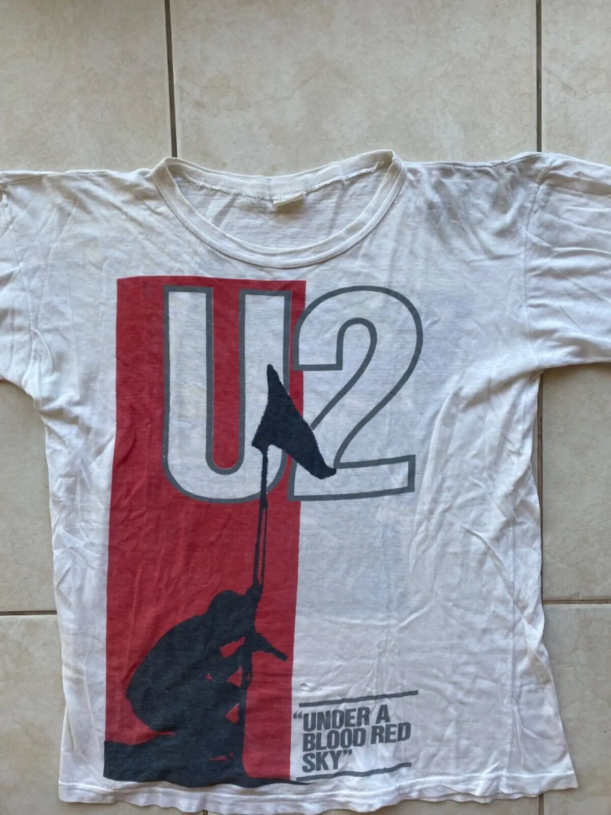 Vintage U2 pod krwistoczerwony niebem Tee rockowym alternatywnym zespołem 1983 europejski