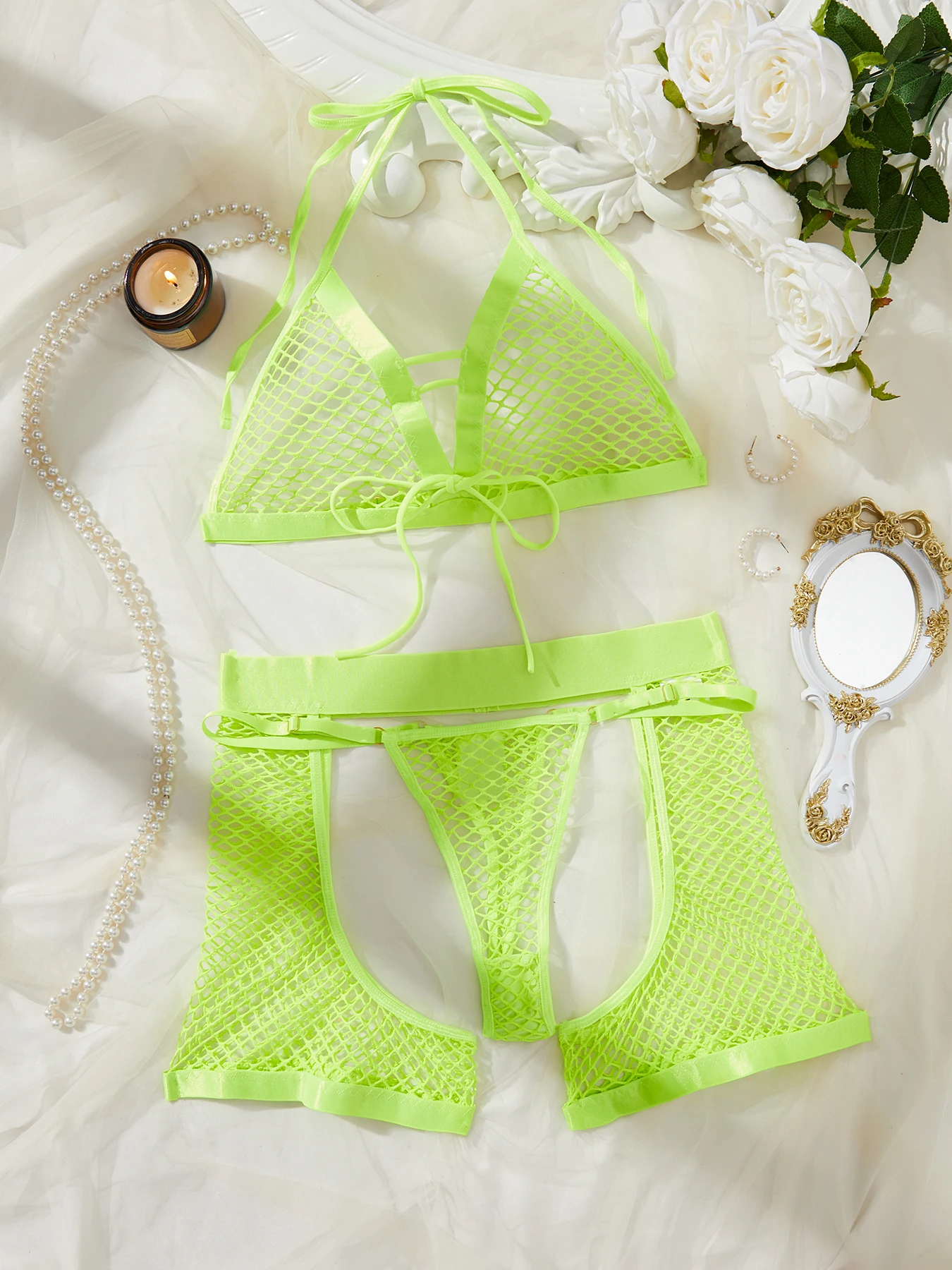 

Яркий неоново-розовый комплект нижнего белья в сеточку: топ с лямкой на шее из прозрачной сетки и короткий дизайн с вырезами, жирно стильный для интимных мероприятий”