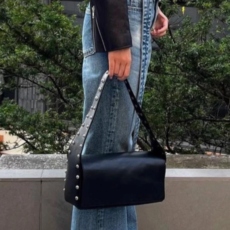 

Роскошная женская сумка с заклепками, новинка 2025, персонализированная ретро сумка через плечо на одно плечо, сумка подмышки, черная дорожная сумка