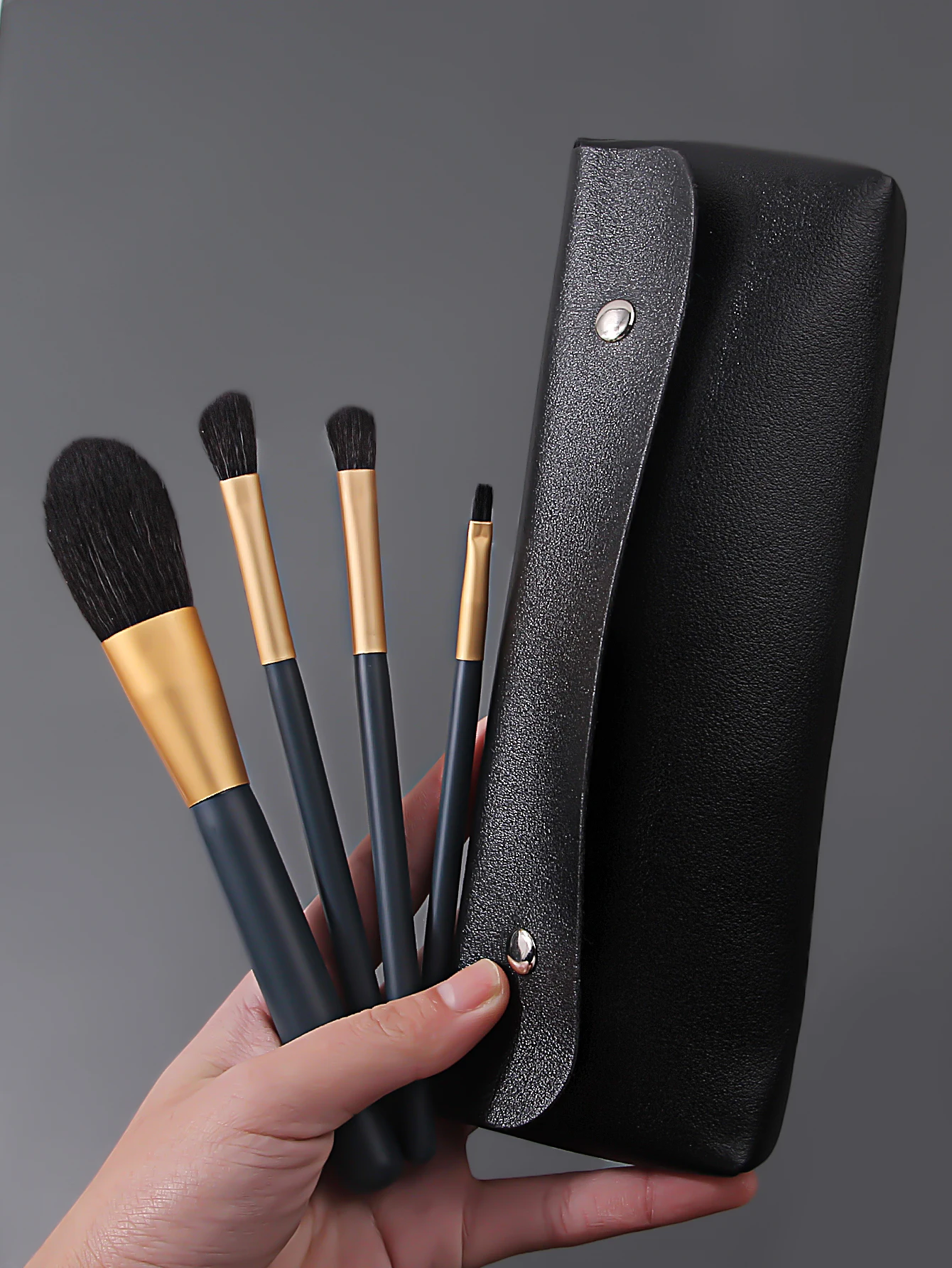 2025 Neues tragbares 4-teiliges Make-up-Pinsel-Set mit Aufbewahrungstasche, weichen Borsten für Foundation, Rouge, Lidschatten, tägliches Ausbesserungs- und Reisegebrauch