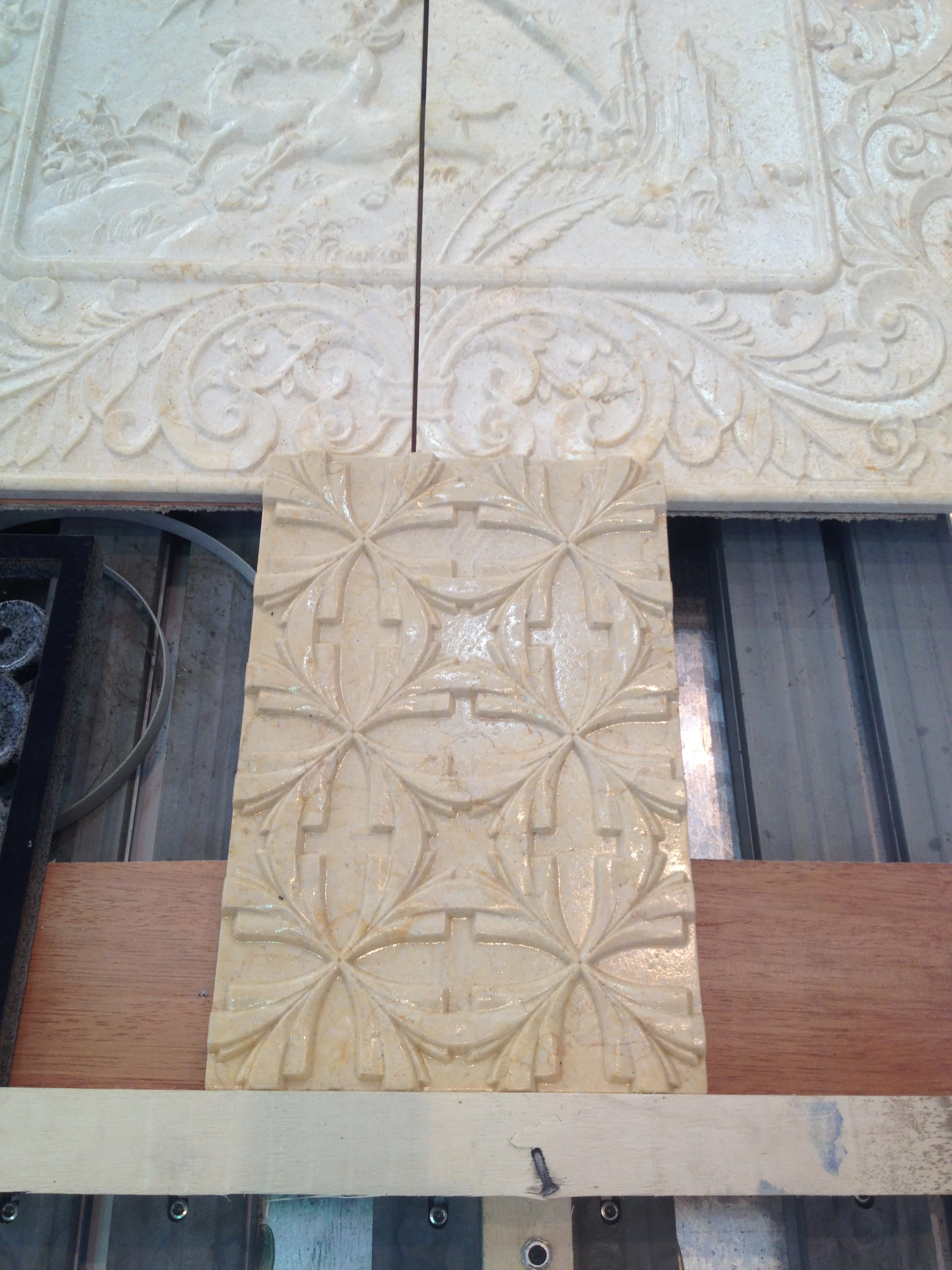 Die maximale Dicke der europäischen Grabstein-Denkmalerkopf-Steingravurmaschine kann 20 cm erreichen, um Bestattungsgrabsteine zu schnitzen