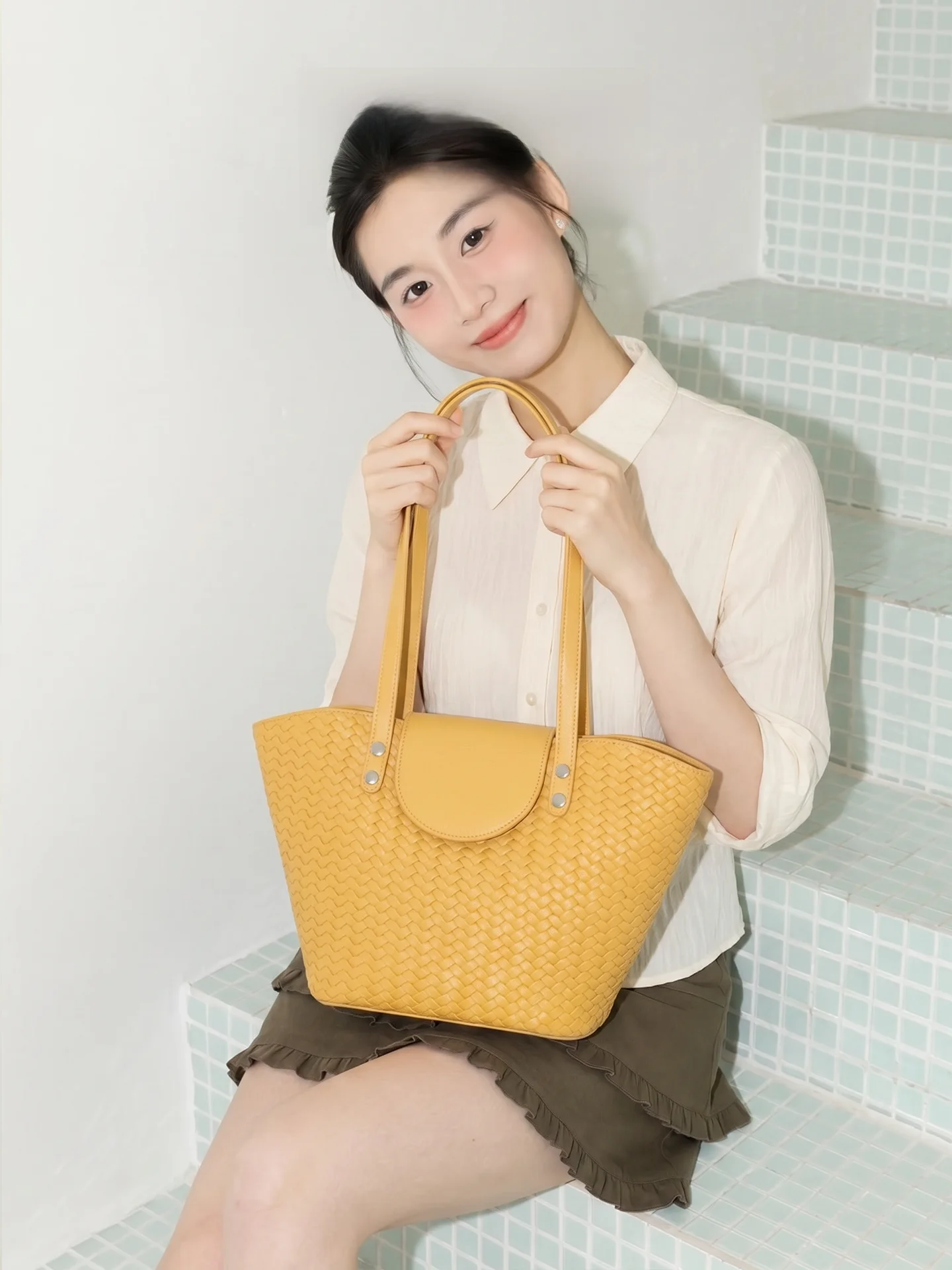 

Large Capacity Bucket Bag Women's Shoulder Bag Woven Design 2026 New Style Commuter Market Basket Bag Soft PU Leather