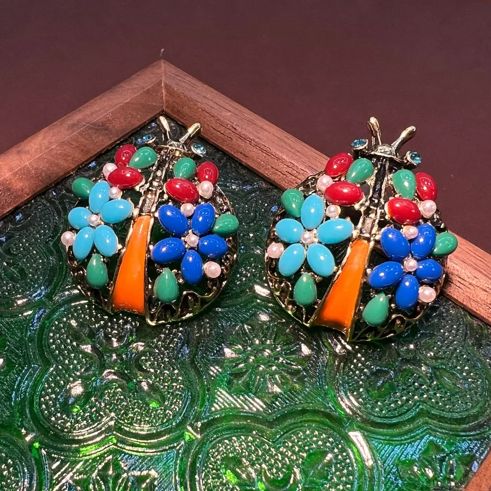 

Hollow vintage earrings, retro Western antique high-end sense