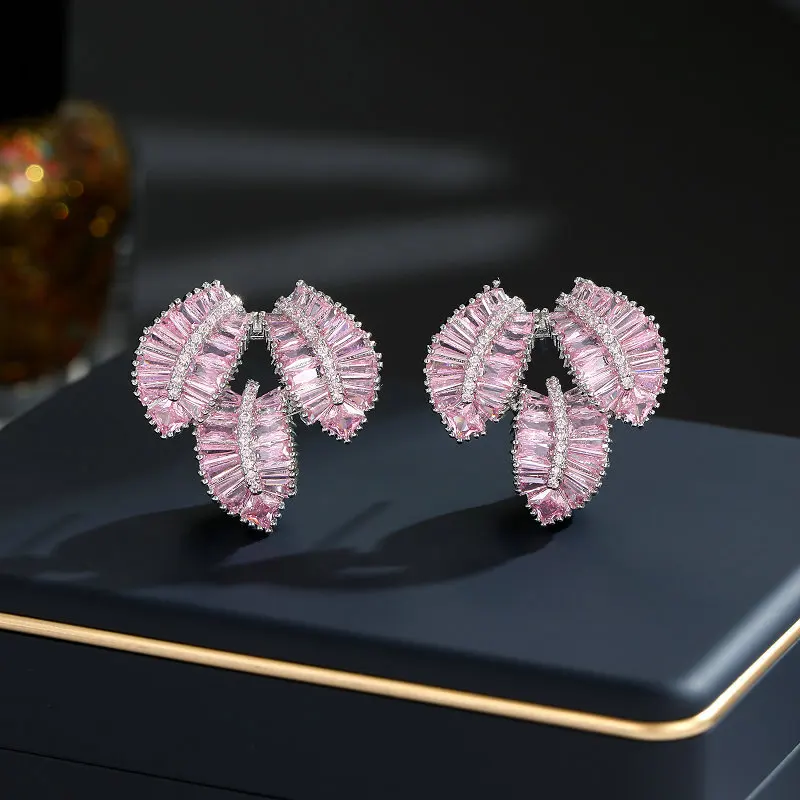 

S925 Silver Needle Fashionable Elegant Light Luxury Design Niche Earrings Trendy High-end Super Sparkling Zircon Inlaid Leaf Stu
