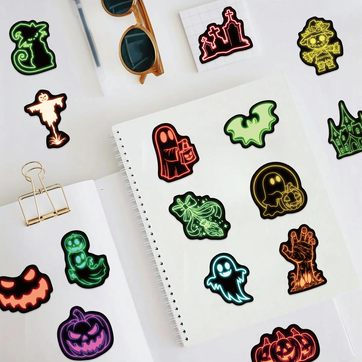 50/100PCS Nieuwe Neon Halloween Sticker Pack Spooky Horror Decals voor Waterflessen Feestartikelen Herbruikbare Zelfklevende stickers