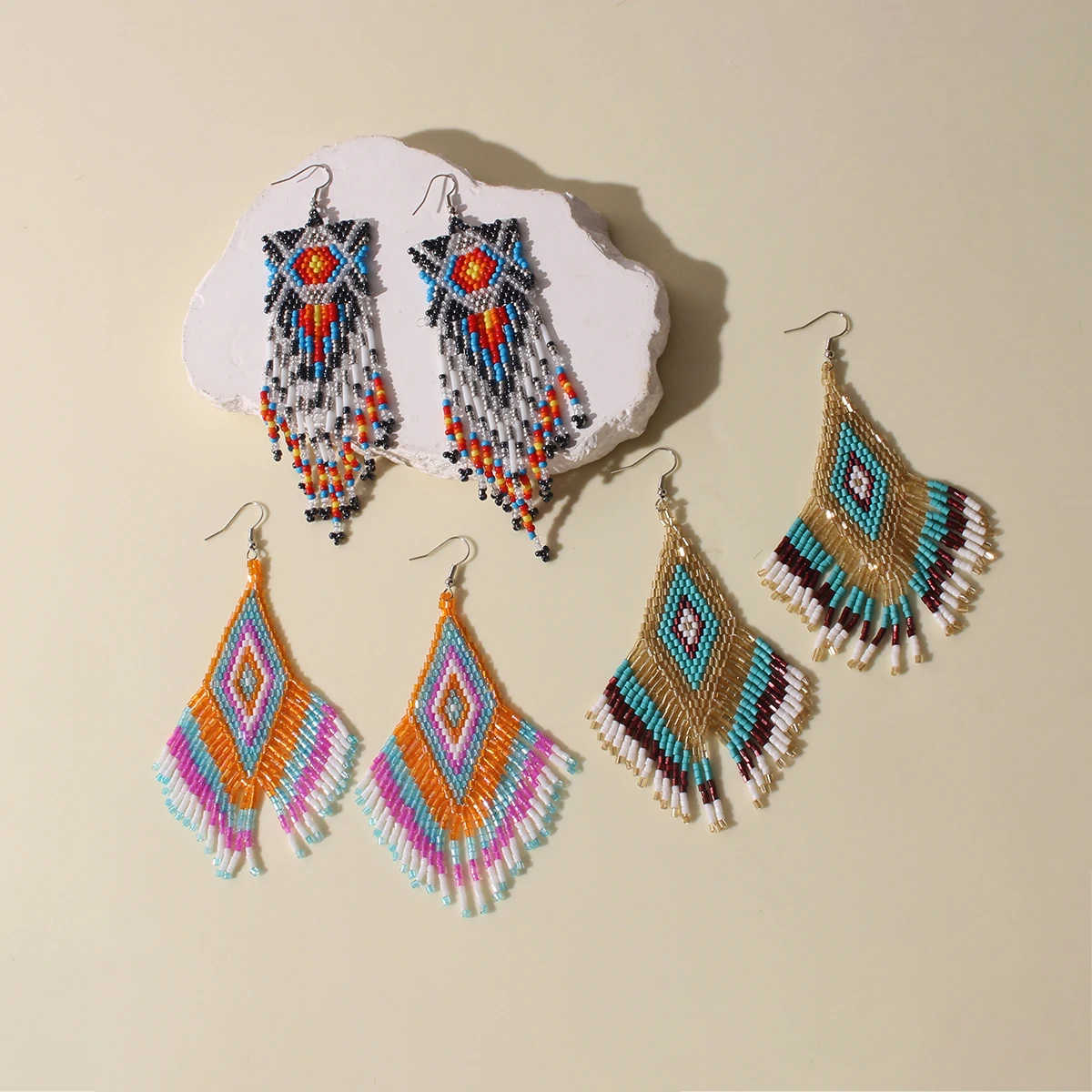 1 pair of Bohemian colorful rice bead earrings, small ethnic style diamond-shaped tassel hand-woven women's earrings