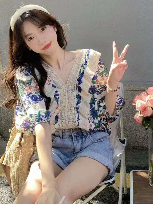 

Retro Korean Floral Print irt Women's Spring 2025 Design Sense Lace Trim V-Ne ort Sve Blouse Loose Bubble Sve