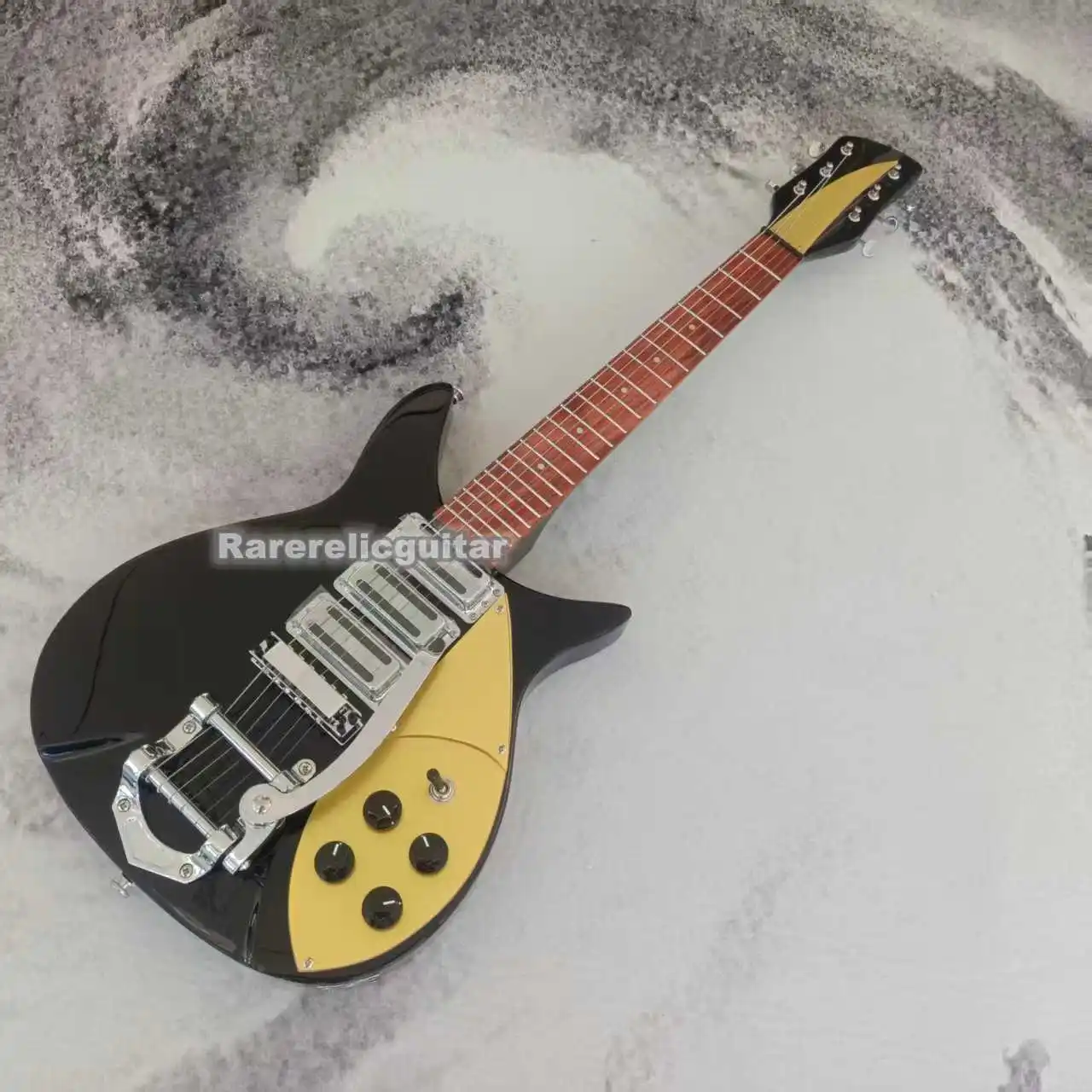 High Quality Black 325 6-String Electric Guitar with Gold Sparkle Pickguard, Bigsby Tremolo Bridge & 527mm Short Scale Length