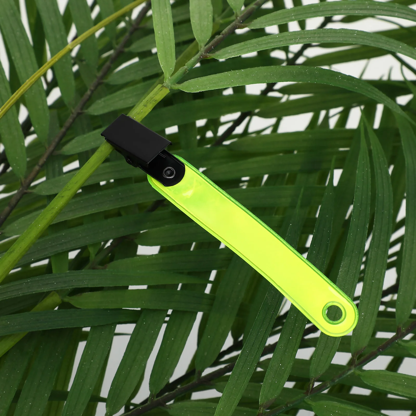 

24pcs Reflective Trail Markers High Visibility Outdoor Tree Ribbons Clips Sturdy Lightweight Camping Hiking Hunting Safety Gear