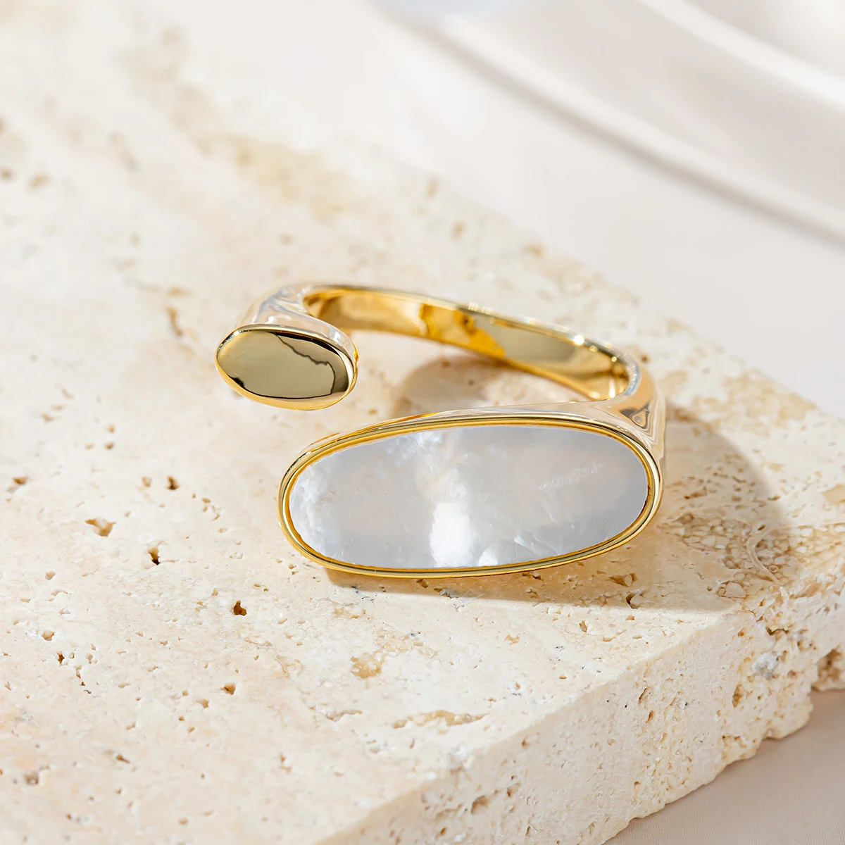 Fashion 18K Gold Plated White Shell Open Ring Adjustable Natural Mother of Pearl Statement Ring for Women Minimalist Geometric J