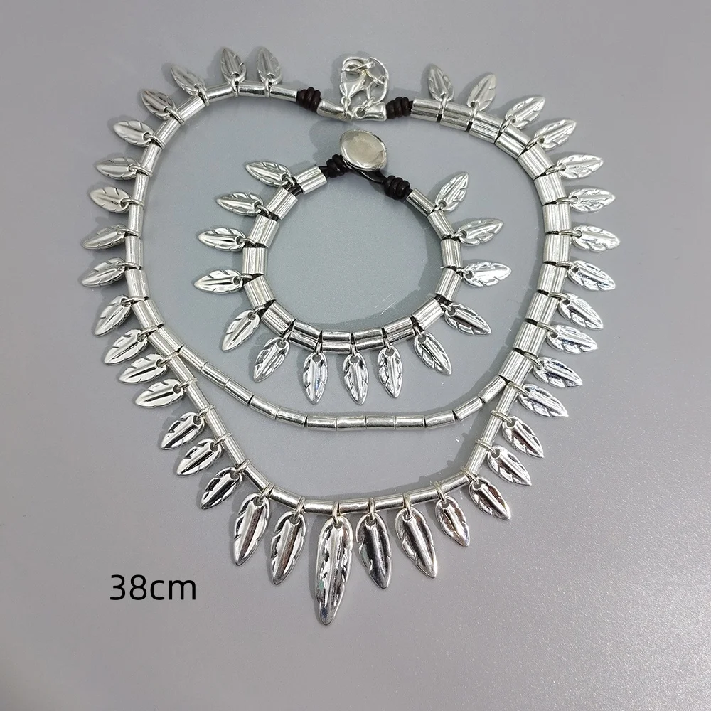 

A niche design leaf necklace and bracelet set with a cool and refreshing feeling, full of stacked artifacts