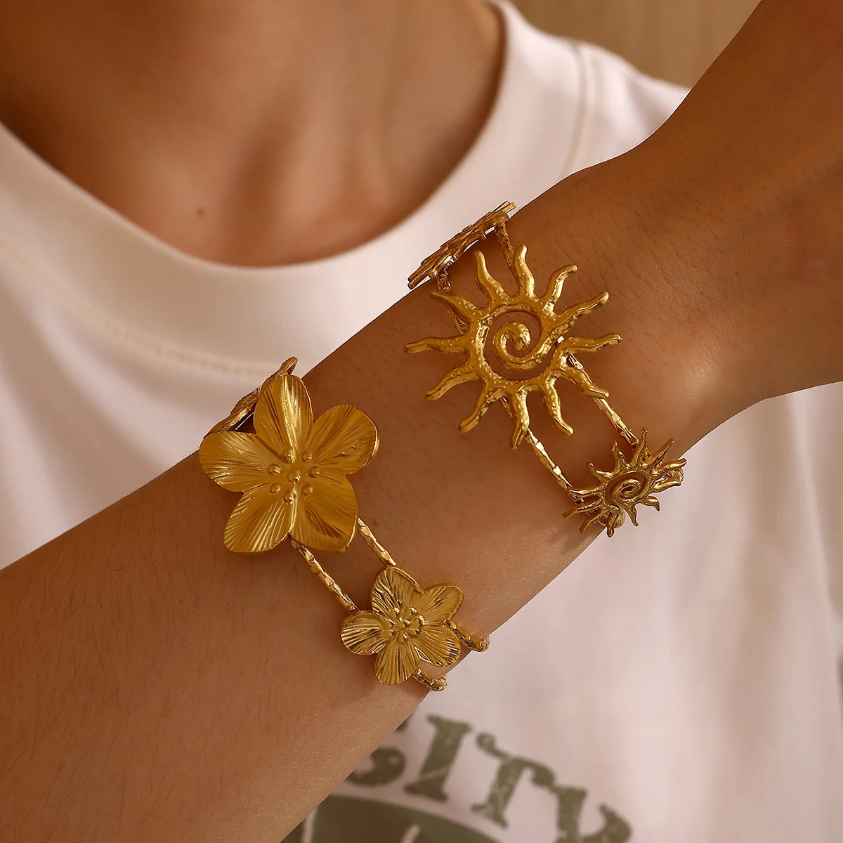 Chunky Adjust Doppelschicht-Manschettenarmband für Damen, Punk, 2025, modischer Blumen-Sonnen-Armreif, goldfarben, Edelstahl, wasserdichter Schmuck