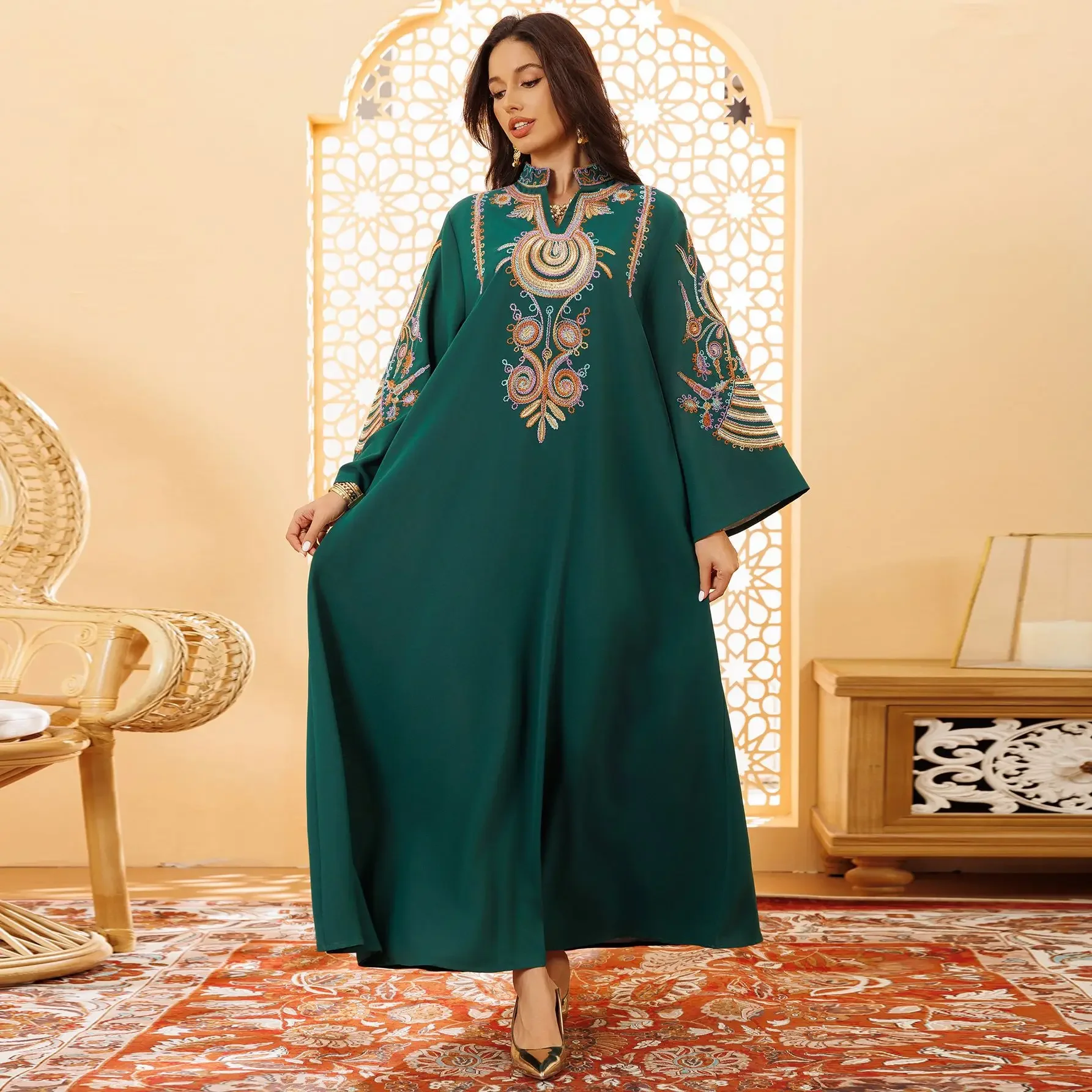 O novo estilo de roupas femininas no Oriente Médio, Arábia Saudita – Vestidos da moda de roupões longos muçulmanos com bordado.