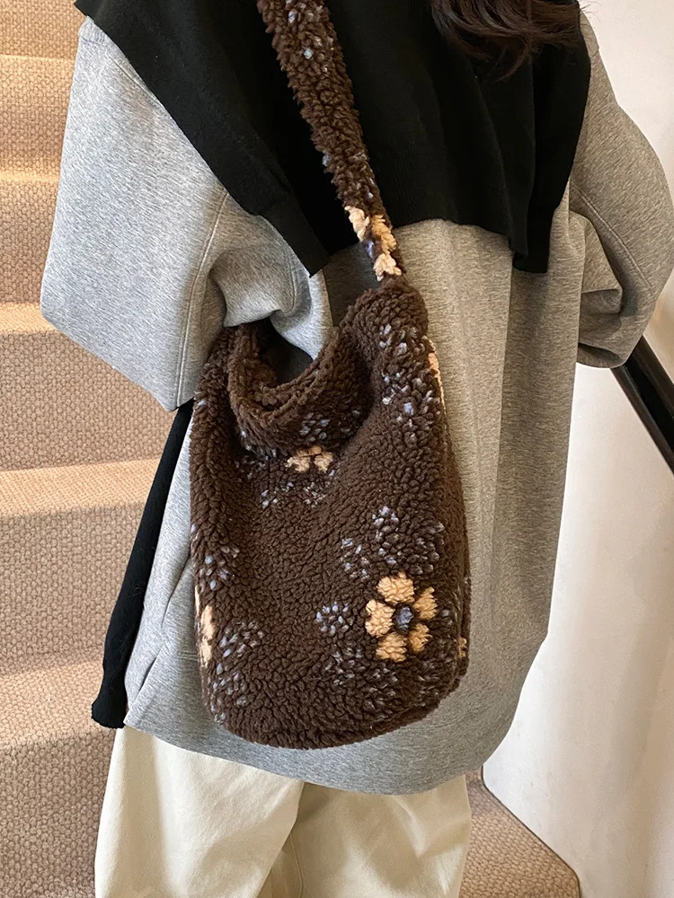 Lamb Wool Plush Bag Women Large Capaci 2024 New Autumn and Winter Casual Shoulder Messenger Bag Popular Bucket Bag