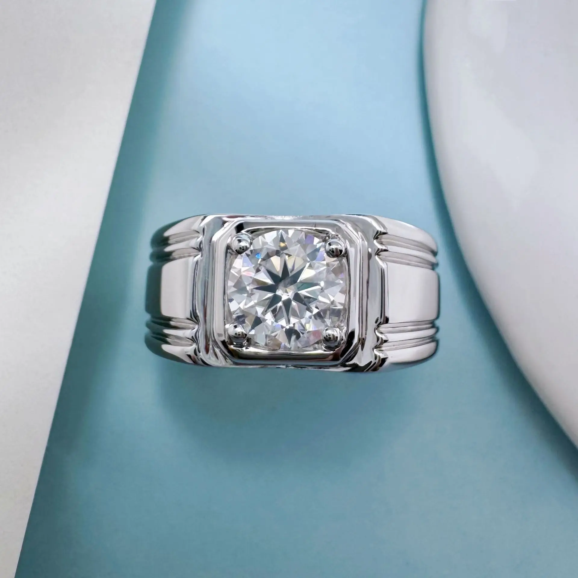 Simple Fashion 1ct Moissanite Ring PT950 Platinum Men - Sleek Design Calm, Platinum Sparkle, Low-Key Stylish Daily Wear