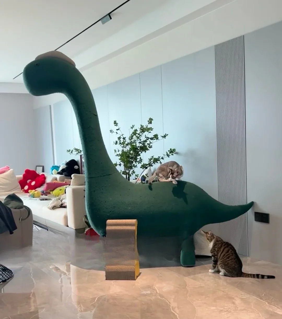 Dinosaur home decoration part-time cat climbing frame solid solid wood will not pour oversized cat toys.