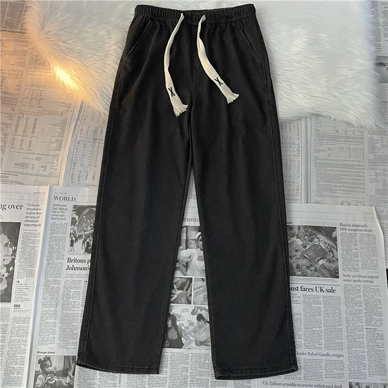 Luźne, szerokie, cienkie jeansy męskie z denimu, modne letnie spodnie długie w stylu casual, typu harlan, z regulowanym sznurkiem w pasie, regularny krój, cienkie.