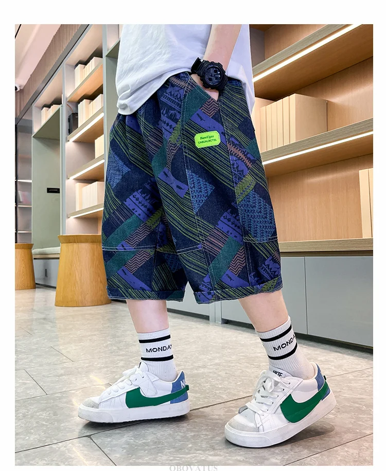 Neue, modische Jeansshorts für Jungen im Teenageralter, ideal für den Sommer, als Teil eines stylischen Streetwear-Outfits, lässige Caprihosen mit Print, für Kinder und Jugendliche, Größe 5-14 Jahre. – Detail 2