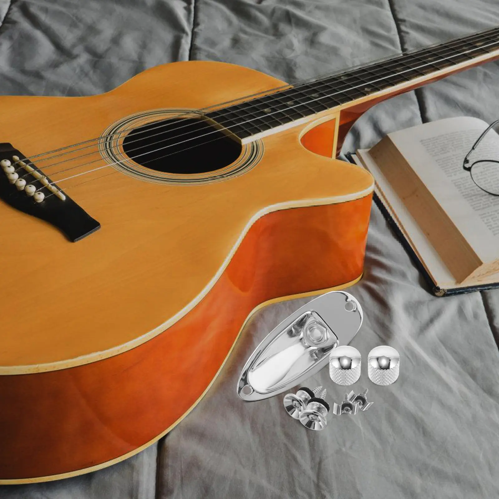 

Комплект аксессуаров для электрогитары: элегантный черный набор фурнитуры, входной разъем, кнопки для ремня, регуляторы громкости, фиксаторы струн, запасные части.