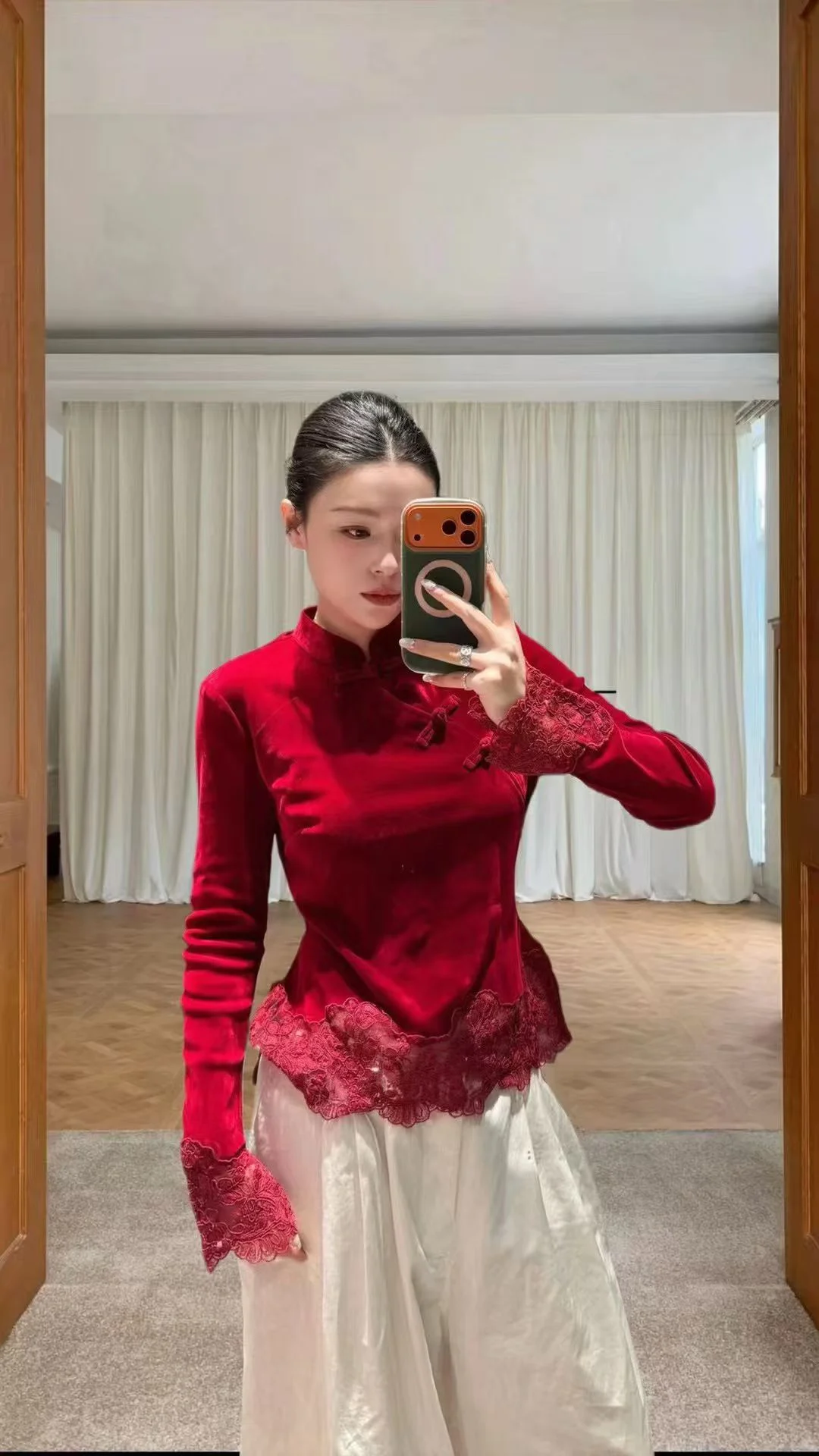 T-shirt Ele Velvet da donna Primavera 2026 Lungo Sve Colletto alla coreana Patchwork in pizzo Orlo retrò Fine Top Pendolarismo Sle Corea...